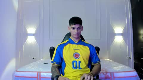 andres_stud online show from June 18, 4:46 am