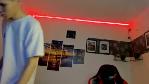 Snapshot of andrew_2811 chatting on October 19, 8:15 am andrew_2811 online show from October 19, 8:15 am