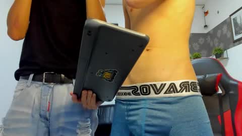 Snapshot of andrew_2811 chatting on November 22, 3:27 am andrew_2811 online show from November 22, 3:27 am