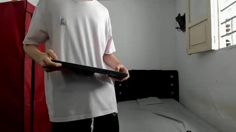 andrew_2811 online show from April 29, 5:30 pm