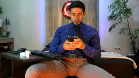 Snapshot of andrew_elliot chatting on June 4, 2:39 am Andrew online show from June 4, 2:39 am
