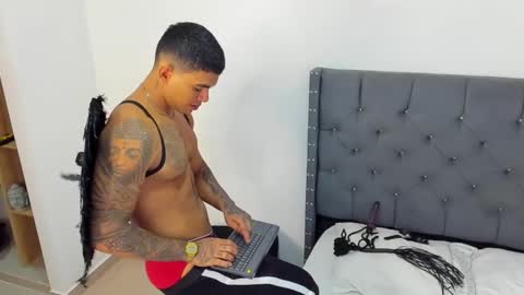 Snapshot of andrewadans02 chatting on October 31, 11:50 pm andrew online show from October 31, 11:50 pm