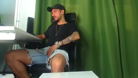 Snapshot of andrewbanner chatting on May 11, 5:13 am MasterRomania online show from May 11, 5:13 am