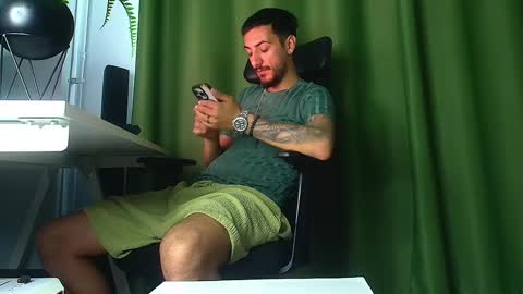 Snapshot of andrewbanner chatting on May 12, 7:05 am MasterRomania online show from May 12, 7:05 am