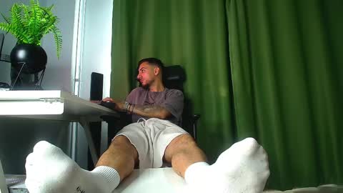 Snapshot of andrewbanner chatting on May 13, 6:33 am MasterRomania online show from May 13, 6:33 am