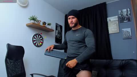 Snapshot of andrewdiaz_ chatting on February 18, 3:31 am Andrew Diaz online show from February 18, 3:31 am