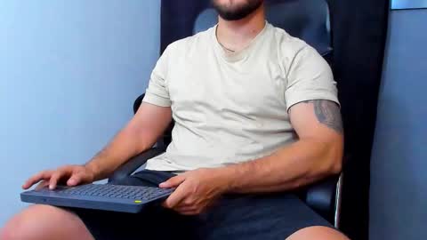 Snapshot of andrewdiaz_ chatting on December 1, 3:55 am Andrew Diaz online show from December 1, 3:55 am