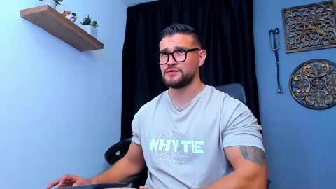 Snapshot of andrewdiaz_ chatting on February 2, 5:28 am Andrew Diaz online show from February 2, 5:28 am