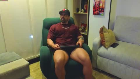 Snapshot of andrewfame chatting on February 18, 11:33 pm Andrew online show from February 18, 11:33 pm