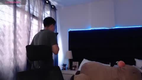 Snapshot of andrewmhilton_ chatting on June 16, 6:43 pm andrewmhilton_ online show from June 16, 6:43 pm