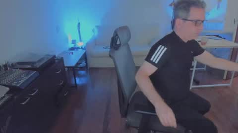 Snapshot of andy0pandi chatting on December 1, 10:42 am Andrew online show from December 1, 10:42 am