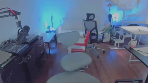 Snapshot of andy0pandi chatting on December 2, 7:09 pm Andrew online show from December 2, 7:09 pm