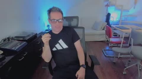 Snapshot of andy0pandi chatting on December 16, 6:02 pm Andrew online show from December 16, 6:02 pm