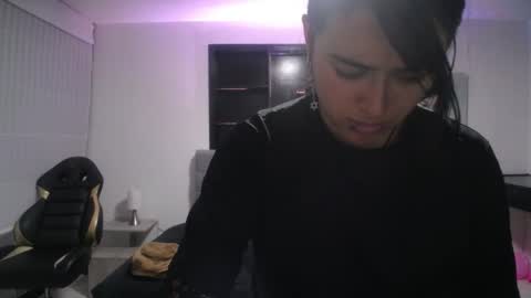 andy_eagleton_20 online show from June 7, 8:34 pm
