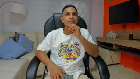 Snapshot of andy_stars_ chatting on October 20, 2:12 am andy online show from October 20, 2:12 am