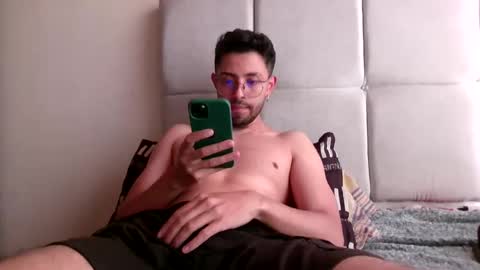 andy_zxx online show from May 4, 6:15 pm
