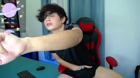 Snapshot of andyboy_19 chatting on February 27, 12:43 am andy online show from February 27, 12:43 am