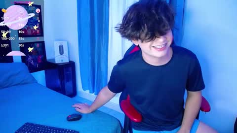 Snapshot of andyboy_19 chatting on March 10, 12:51 am andy online show from March 10, 12:51 am