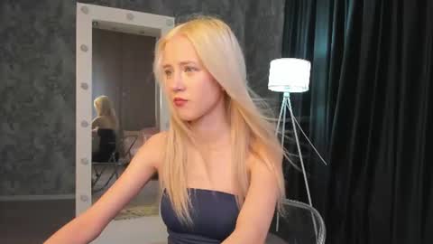 Snapshot of anellyball_ chatting on July 18, 9:24 am Anelly online show from July 18, 9:24 am