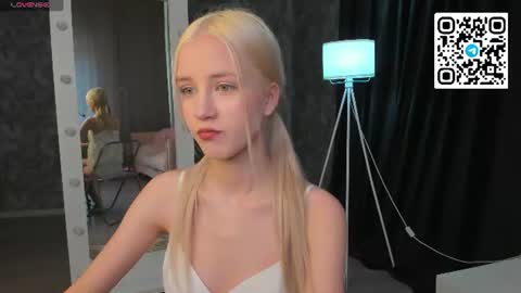 Snapshot of anellyball_ chatting on July 19, 9:35 am Anelly online show from July 19, 9:35 am