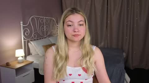 Snapshot of angel__grace chatting on May 18, 12:18 am Grace online show from May 18, 12:18 am