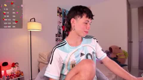 Snapshot of angel_bless19 chatting on October 20, 8:53 pm Angel help me with 100 thumbs up online show from October 20, 8:53 pm