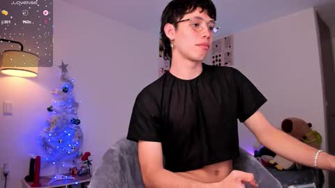 Snapshot of angel_bless19 chatting on December 13, 8:47 pm Angel help me with 100 thumbs up online show from December 13, 8:47 pm