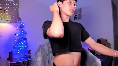 Snapshot of angel_bless19 chatting on December 15, 11:09 pm Angel help me with 100 thumbs up online show from December 15, 11:09 pm