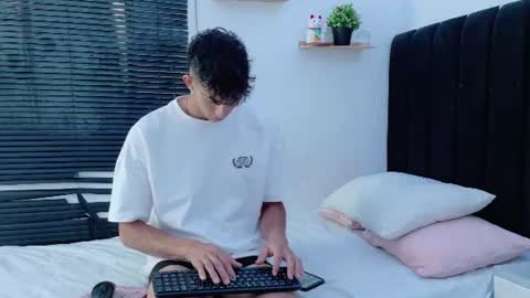 angel_boy0 online show from July 1, 9:14 pm