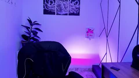 Snapshot of angel_dragun chatting on October 18, 3:20 am Angel-dragun online show from October 18, 3:20 am