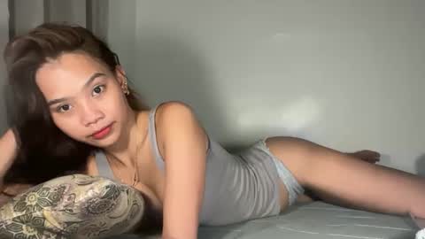 Snapshot of angel_petite07 chatting on April 6, 6:03 am angel_petite07 online show from April 6, 6:03 am