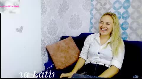 Snapshot of angel_white26 chatting on February 6, 10:46 pm Angel online show from February 6, 10:46 pm