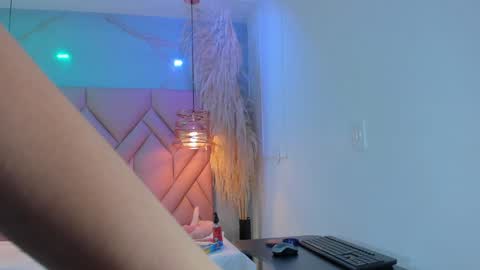 Snapshot of angelaa_cute chatting on December 14, 1:05 pm ANGELA online show from December 14, 1:05 pm