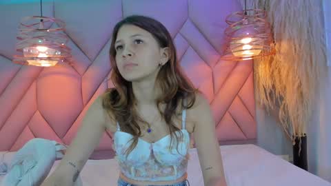 Snapshot of angelaa_cute chatting on December 31, 12:15 pm ANGELA online show from December 31, 12:15 pm