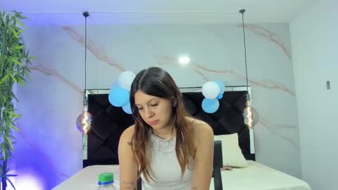 Snapshot of angelaa_cute chatting on October 4, 12:14 pm ANGELA online show from October 4, 12:14 pm