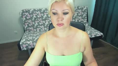 Snapshot of angelaroberti2 chatting on November 8, 11:43 am glow online show from November 8, 11:43 am