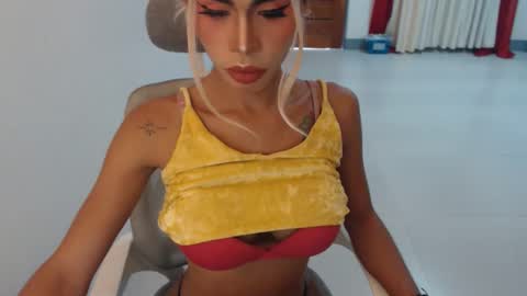 Snapshot of angelic_face_808 chatting on September 15, 12:21 am DIVINE ANGEL online show from September 15, 12:21 am