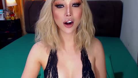 Snapshot of angelicqueents chatting on November 17, 3:56 am MS. AMALIA online show from November 17, 3:56 am