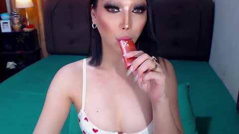 Snapshot of angelicqueents chatting on November 22, 4:44 am MS. AMALIA online show from November 22, 4:44 am