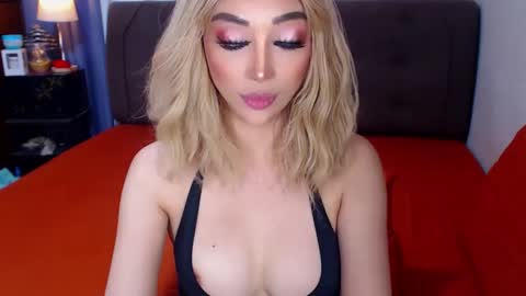 Snapshot of angelicqueents chatting on December 2, 4:40 am MS. AMALIA online show from December 2, 4:40 am