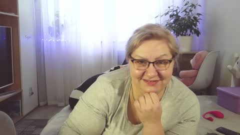 Snapshot of angelinaglam chatting on December 13, 12:06 pm AngelinaGlam online show from December 13, 12:06 pm