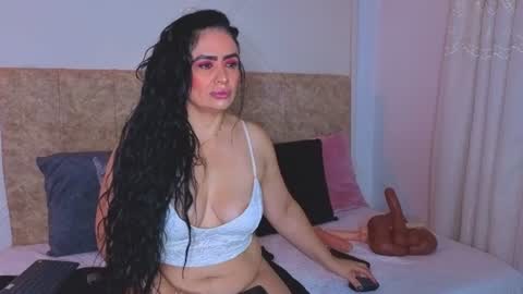 Snapshot of angelinarouse_ chatting on June 23, 3:37 am angelinarouse_ online show from June 23, 3:37 am