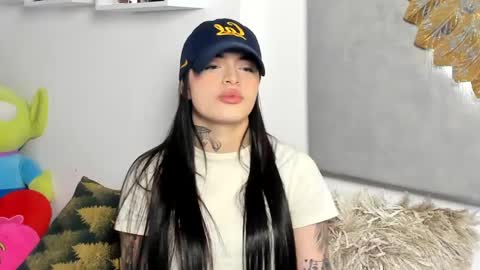 Snapshot of angeline__smith chatting on December 17, 6:35 am Angeline Smith online show from December 17, 6:35 am