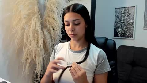 Snapshot of angeline_davies chatting on March 12, 3:18 pm angeline_davies online show from March 12, 3:18 pm