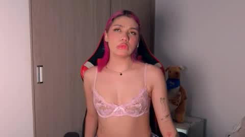 Snapshot of angelinhaa chatting on December 23, 1:36 am Angelinhaa online show from December 23, 1:36 am