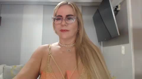 angelinna_12 online show from September 11, 1:49 am