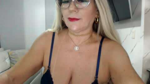 angelinna_12 online show from August 5, 4:04 am