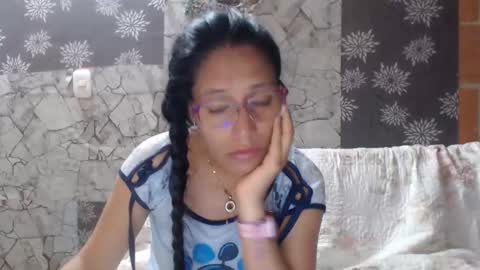 Snapshot of angelitaa_hot chatting on December 14, 10:45 am angela online show from December 14, 10:45 am