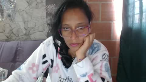 Snapshot of angelitaa_hot chatting on January 28, 1:27 pm angela online show from January 28, 1:27 pm