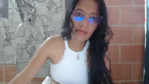 Snapshot of angelitaa_hot chatting on February 1, 5:16 pm angela online show from February 1, 5:16 pm